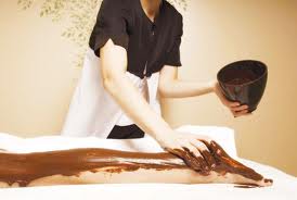 Massage chân với chocolate