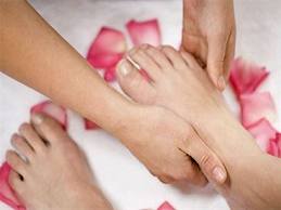 Massage xoa bóp chữa vẹo khớp cổ chân