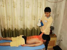 Massage bấm huyệt điều trị bong gân khớp vai